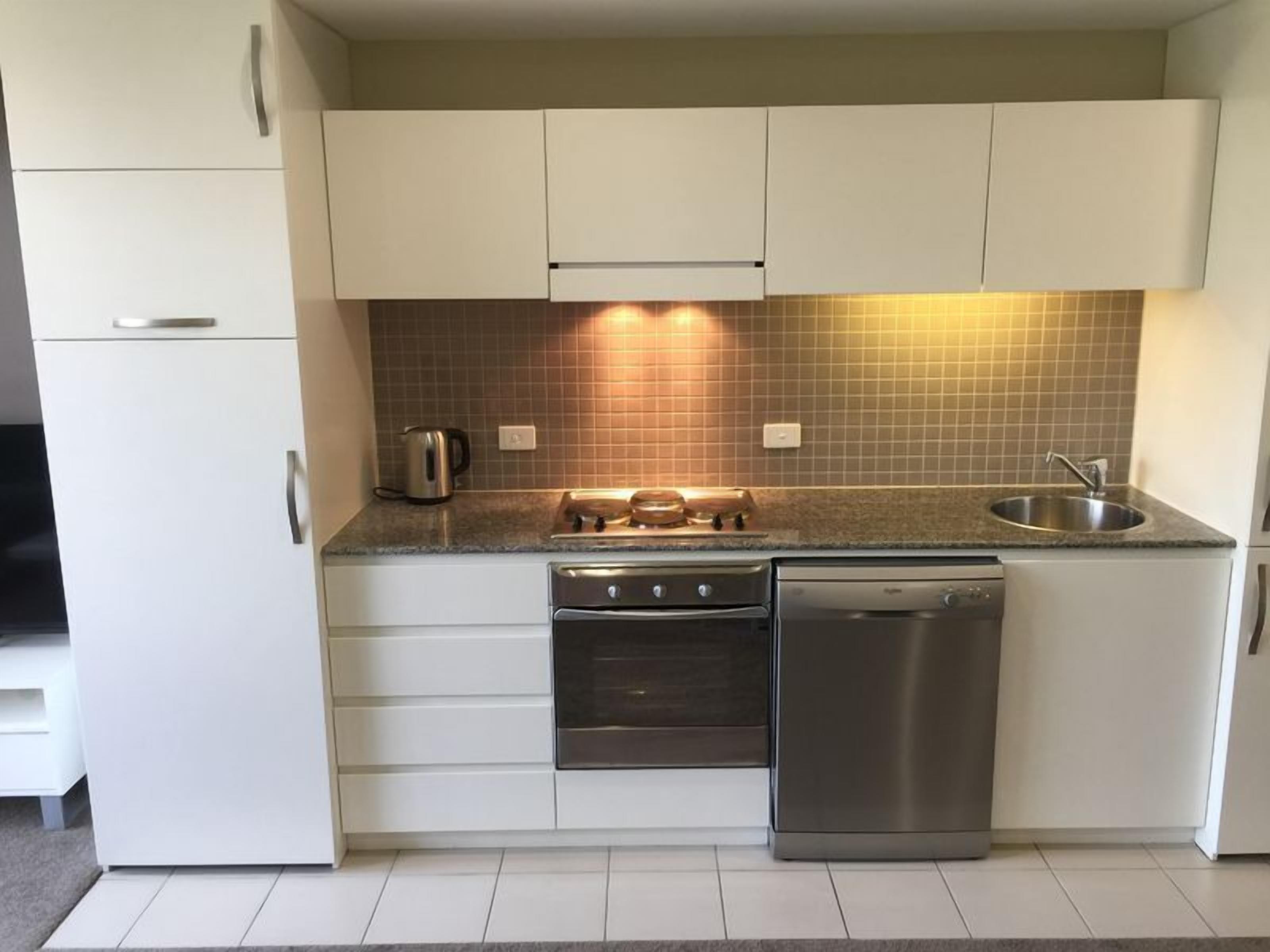 Glenelg Luxury Apartment — image 6