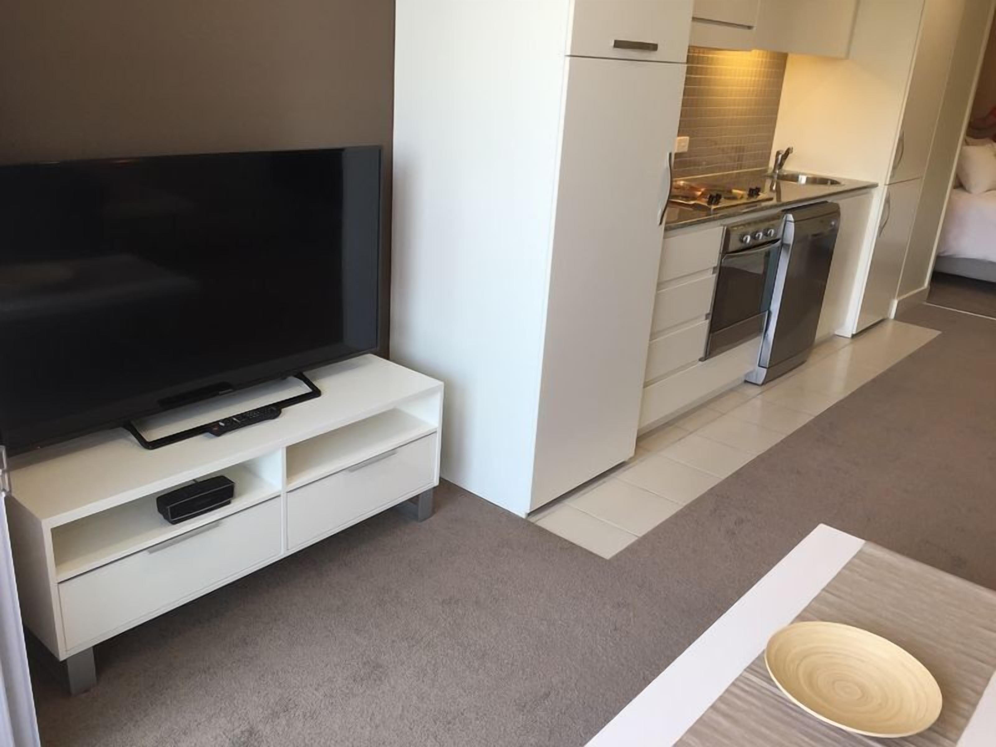Glenelg Luxury Apartment — image 2