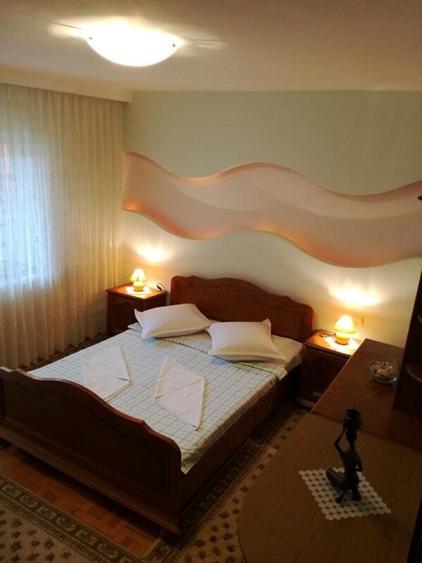 3 slaapkamers, een strijkplank/strijkijzer, gratis wifi, beddengoed