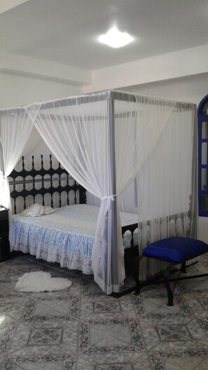 2 bedrooms, desk, iron/ironing board, free WiFi - All close by! Beautiful colonial apartment in the center of Porto Seguro, sea view. (Porto Seguro)