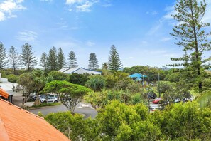 A residential area with houses, parked cars, and a variety of trees. - Peregian Beach Apartment (Peregian Beach)