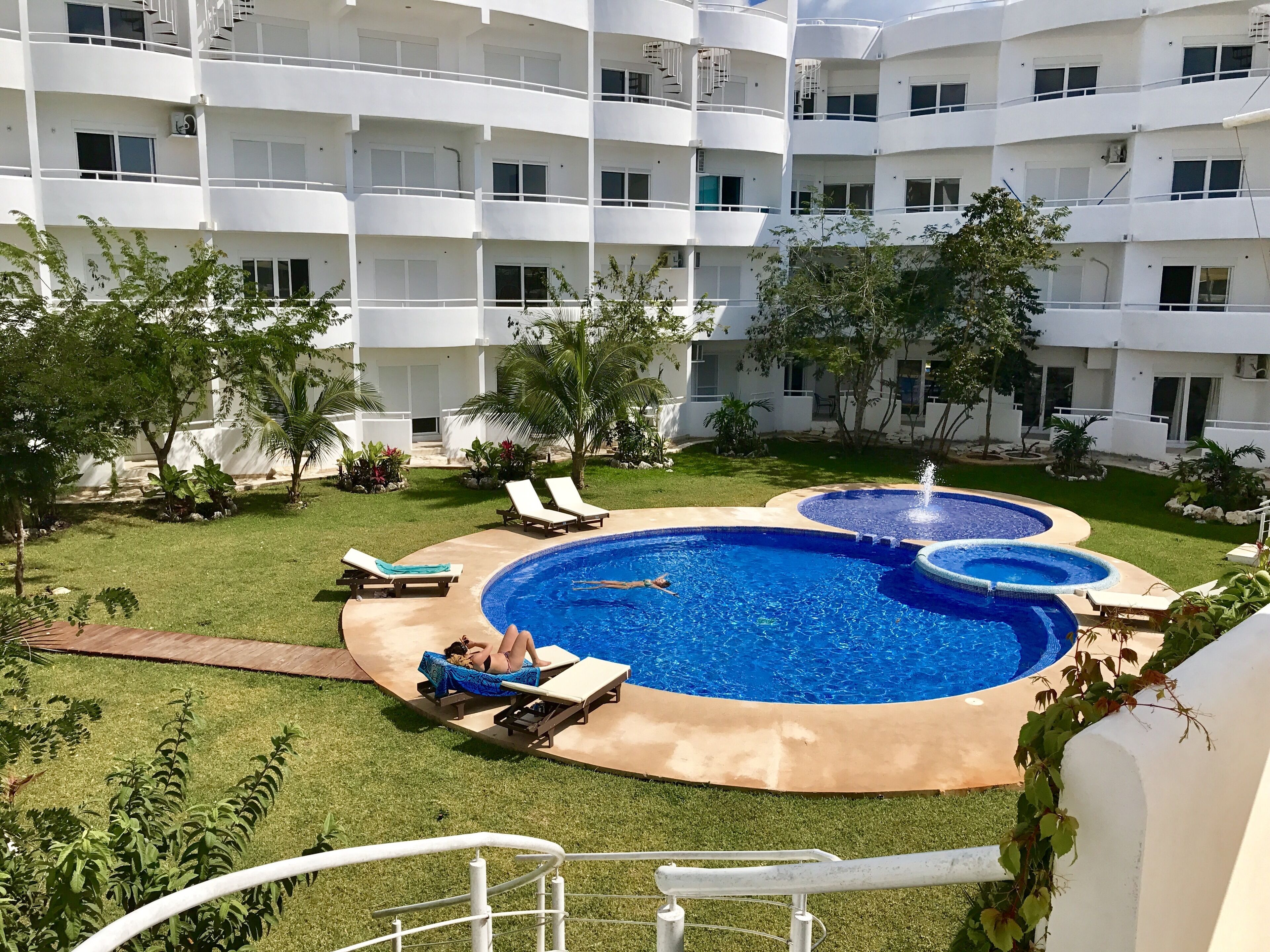 Una piscina al aire libre