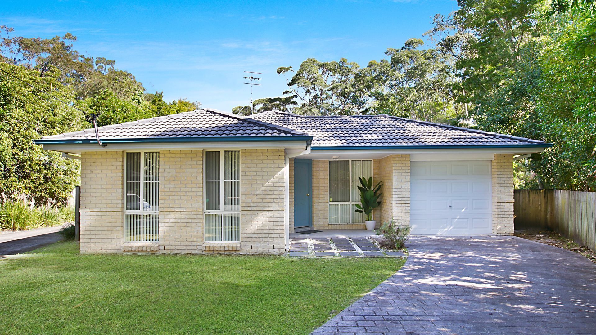 Hawks Nest Pet Friendly 'Villa Delfini'