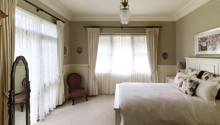 1 Schlafzimmer, Bügeleisen/Bügelbrett, WLAN, Bettwäsche. Sunningdale in der WIllows Luxury Suite