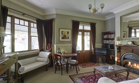 Smart-TV, Kamin. Sunningdale in der WIllows Luxury Suite