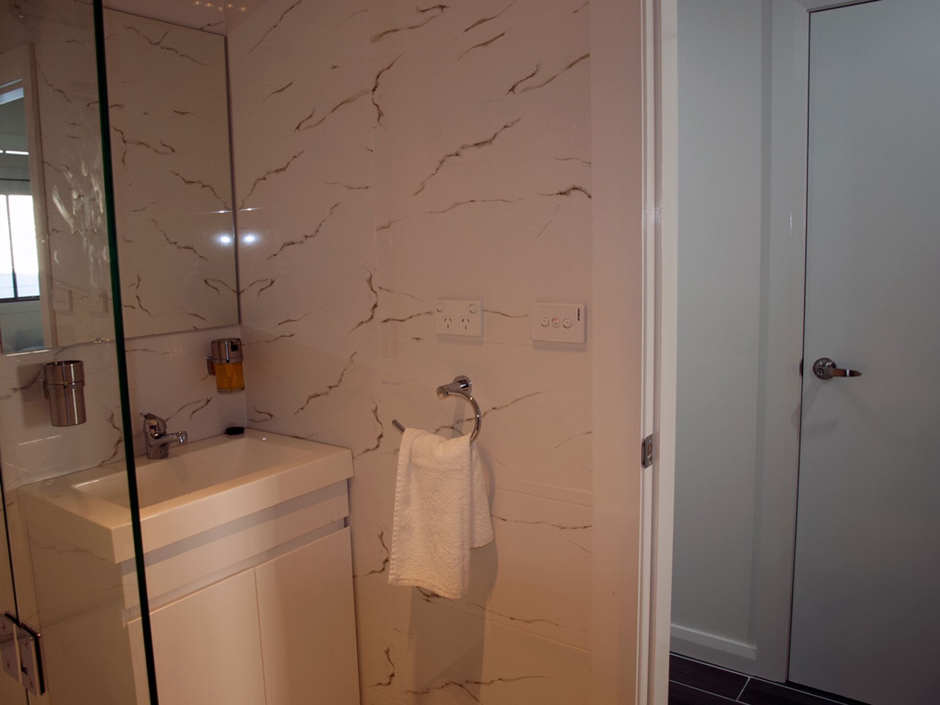 Jindabyne Apartment New and Close to Amenities — image 15