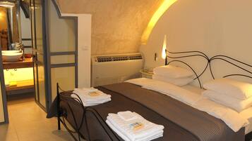 3 quartos, acesso à internet, roupa de cama