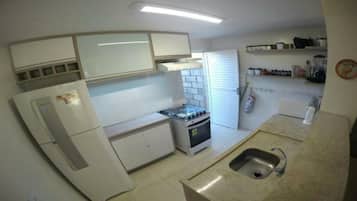 Geladeira, micro-ondas, fogão, cooktop