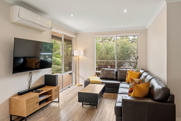 TV, DVD player - Viente @ Cape Villas, Dunsborough (Dunsborough)