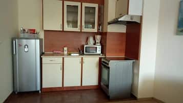 Frigorífico, microondas, cafetera o tetera y utensilios de cocina
