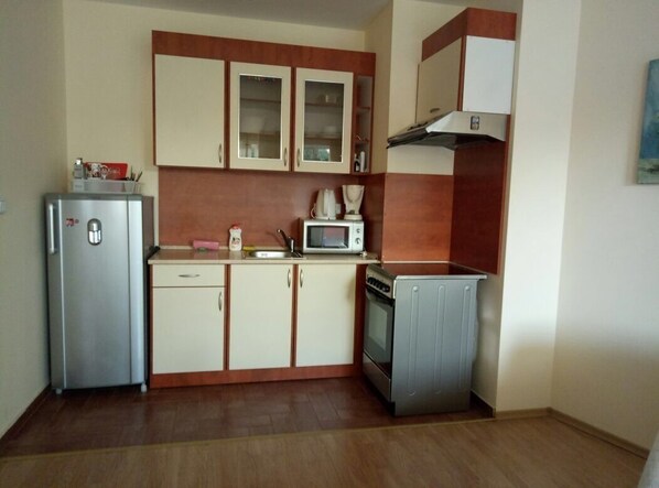 Kjøleskap, mikrobølgeovn, kaffetrakter/tekoker og kjøkkenutstyr