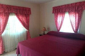 2 bedrooms, iron/ironing board, free WiFi, bed sheets - Few minutes drive from the beach (Discovery Bay)