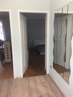 1 soverom, strykejern/-brett, internettilgang og sengetøy