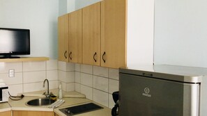 Kahvin-/teenkeitin, keittoastiat/astiat/ruokailuvälineet