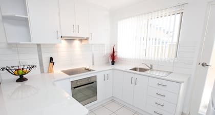 Spacious living, family friendly. Lovely courtyards, central cbd.  Free Wi Fi