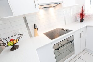 Fridge, microwave, toaster - Spacious living, family friendly. Lovely courtyards, central cbd.  Free Wi Fi (Mildura)