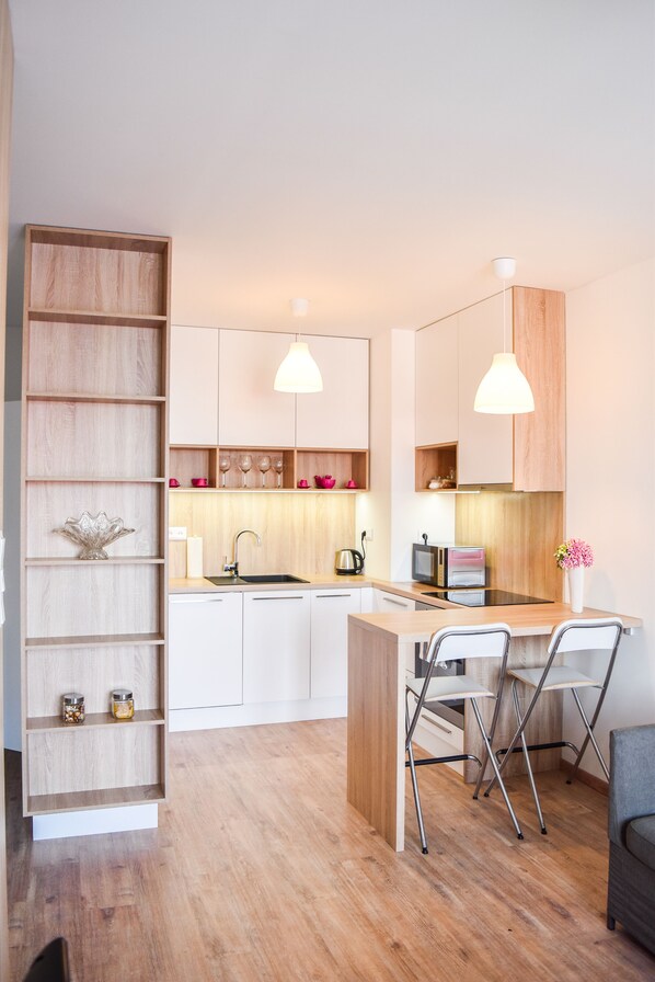 Jääkaappi, mikroaaltouuni, uuni, astianpesukone