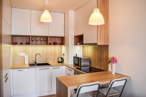 Jääkaappi, mikroaaltouuni, uuni, astianpesukone