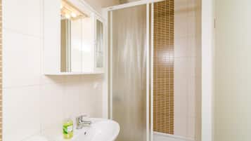 Douche, sèche-cheveux, serviettes fournies, savon