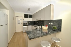 Microonde, lavastoviglie, seggiolone, pentole/stoviglie/utensili