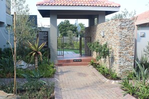 Property grounds - Ground floor modern unit with private garden, in the heart of Fourways (Fourways)