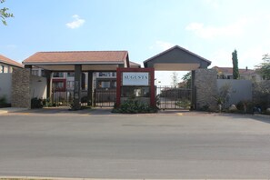 Exterior - Ground floor modern unit with private garden, in the heart of Fourways (Fourways)