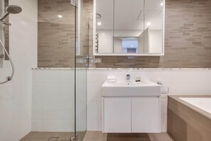 Douche, sèche-cheveux, serviettes fournies, shampoing