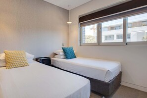 2 bedrooms, desk, WiFi, bed sheets