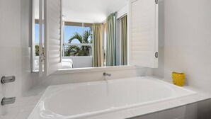 Badewanne, Haartrockner, Handtücher