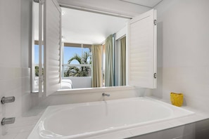 Badewanne, Haartrockner, Handtücher