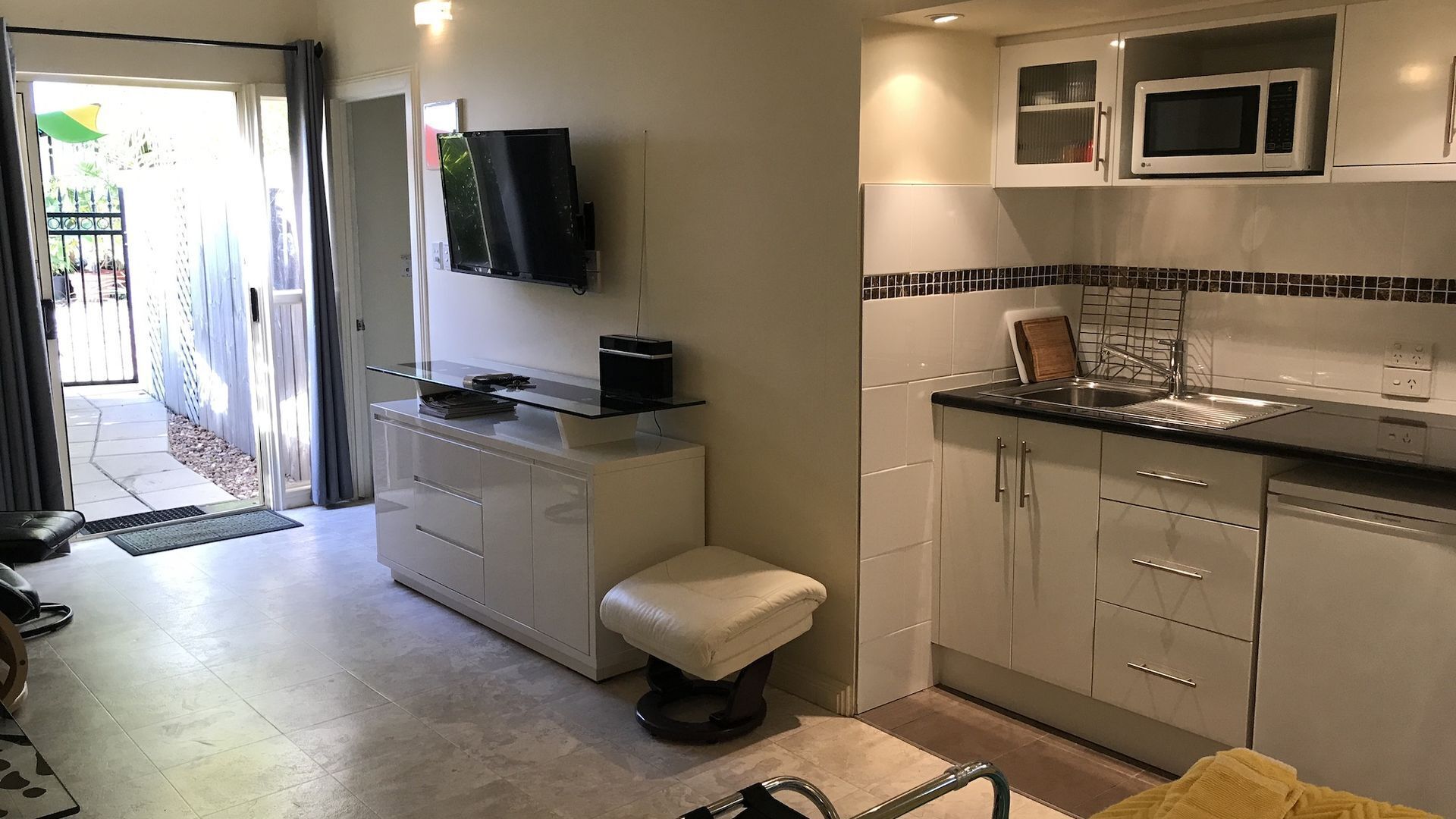 Studio Accommodation 2 bedroom apartment — image 3