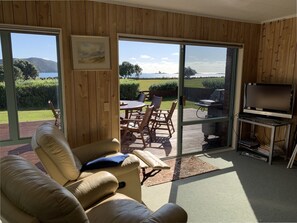 Fernseher, DVD-Player, Bücher, Videothek