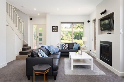 Mentone Abode Pet Friendly with Garden and BBQ
