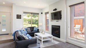 TV, Netflix, streaming services - BOUTIQUE STAYS - Mentone Abode  (Mentone)