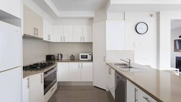 Fridge, oven, stovetop, dishwasher