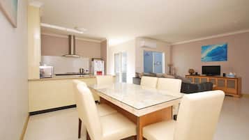 Refrigerador, microondas, parrilla de estufa y lavavajillas