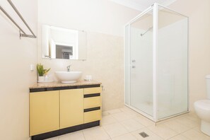 Douche, sèche-cheveux, serviettes fournies