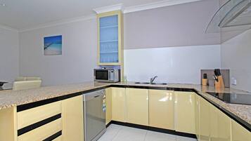 Refrigerador, microondas, parrilla de estufa y lavavajillas