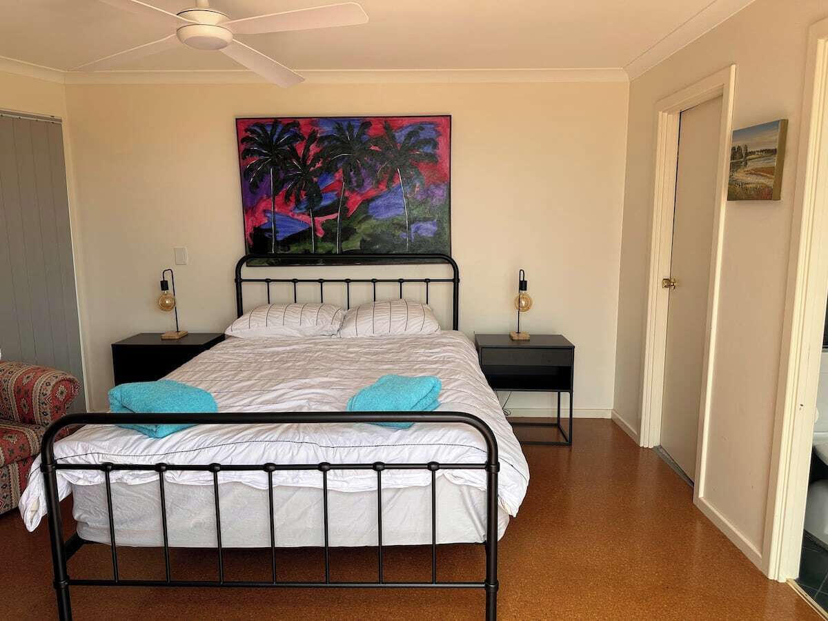 2 bedrooms, desk, iron/ironing board, WiFi