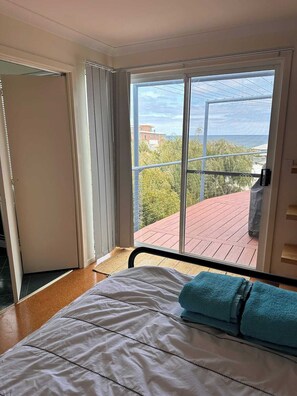 3 bedrooms, desk, iron/ironing board, WiFi
