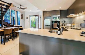 Réfrigérateur, micro-ondes, four, plaque de cuisson