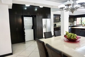 KĂŒhlschrank, Mikrowelle, Ofen, Herdplatte