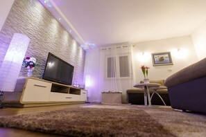 Smart TV, fireplace, table football, ping pong