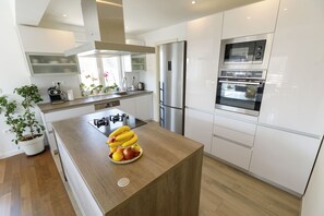 Frigorifero, microonde, forno, piano cottura