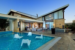 Outdoor pool, pool umbrellas, pool loungers - Villa Nasia (Neo Chorio)