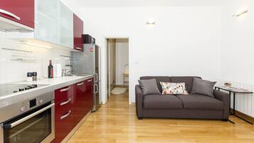 Fridge, oven, dishwasher, coffee/tea maker