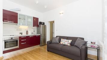 Flat-screen TV, stereo