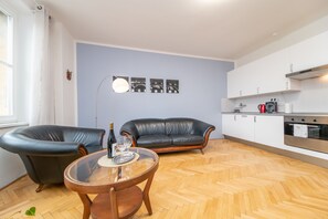 TV - The Fox and the Hedgehog apartment (Praha 1)