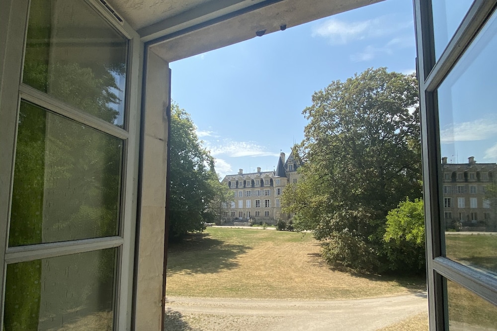 Cosy 4 beds house in the park of the castle