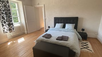 4 bedrooms, iron/ironing board, bed sheets
